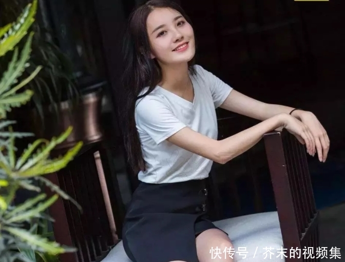 冲击力|街拍:时尚职业装小姐姐,漂亮长腿太有视觉冲击力,做壁纸最合适