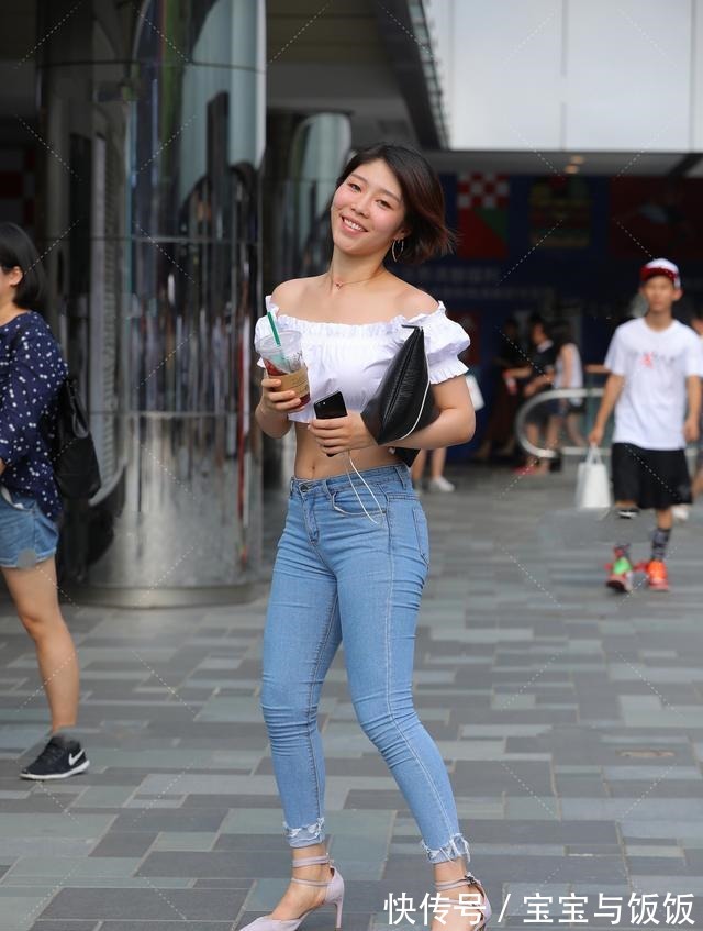 小姐姐 洁白木耳边露脐装,搭配紧身裤,性感时尚又不失活泼可爱!