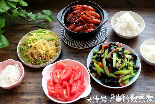 一家四口的家常晚餐,简单易做,好吃不贵,比大鱼大肉还可口!