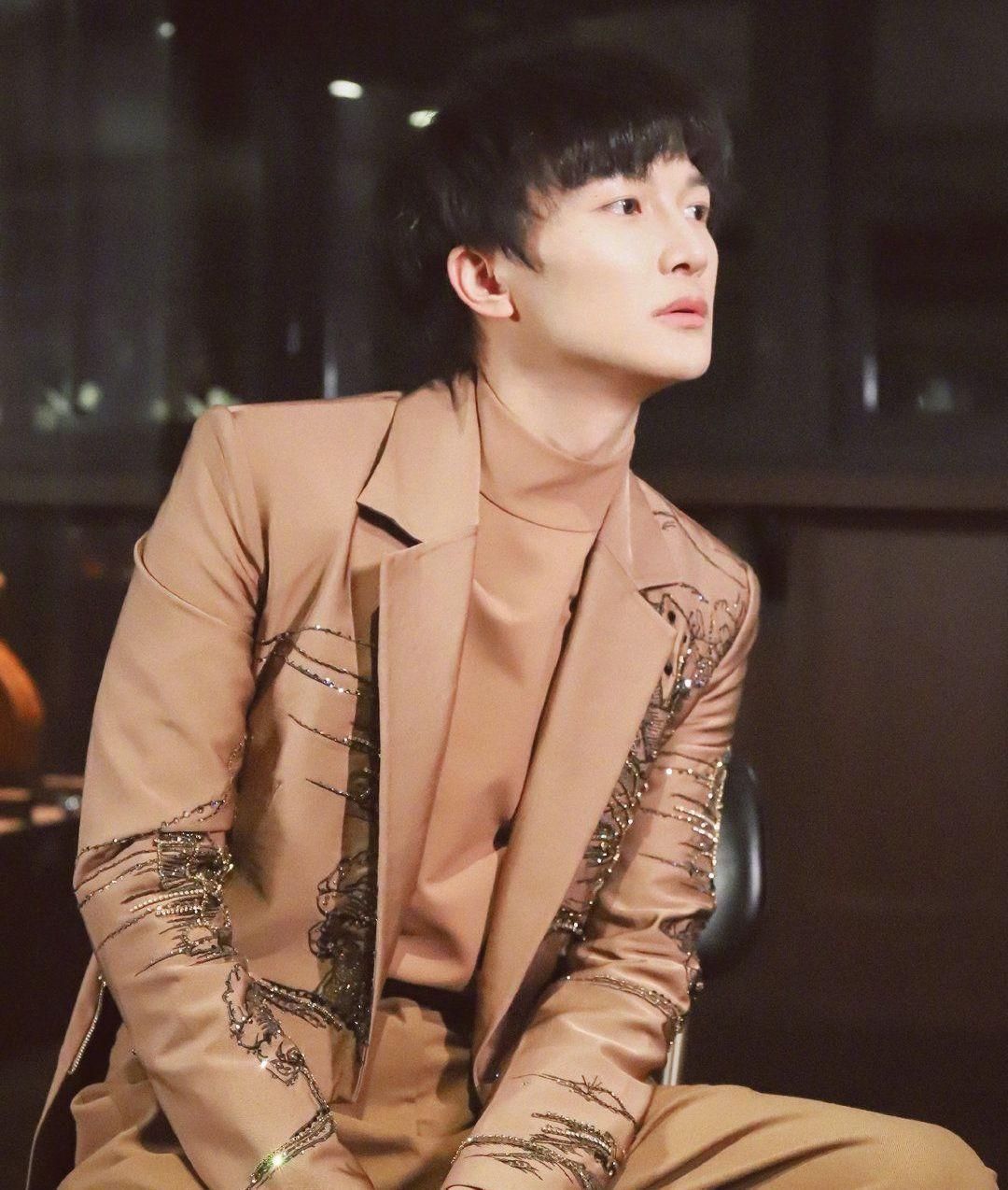 黄霄云|华晨宇、周深、米希亚形成分水岭,《歌手》舞台逐渐开始划分档次