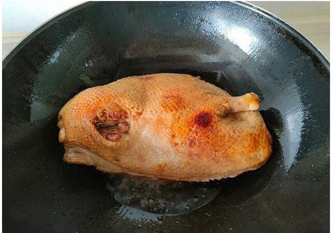 夏天少吃猪肉多吃，买来不切块，整个煎一煎，加料卤一卤，真香