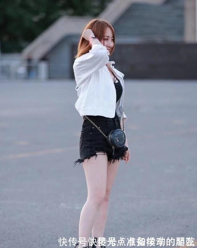 吊带 打底裤的打扮显嫩又休闲,增添女性甜美气息,高贵气质尽显!