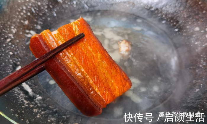 秀厨娘|入秋后,遇到此肉多囤点,放得越久吃着越香,简单一炒,太好吃了