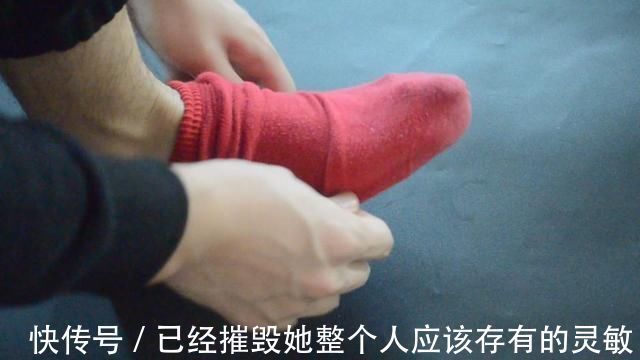 缝纫|穿破的袜子不要扔,简单剪一刀,旧袜子变得和新的一样,太实用了