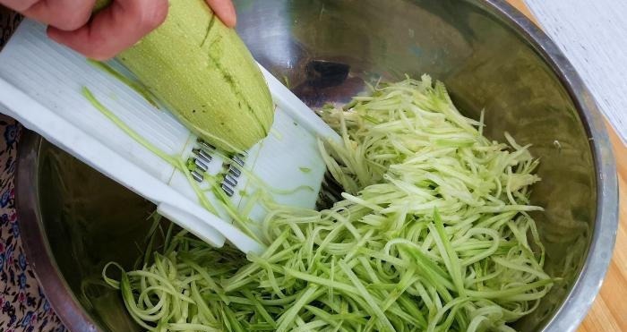 馅饼|此菜一年四季都便宜,秋天要多给孩子吃,钙含量极高,烙馅饼真香