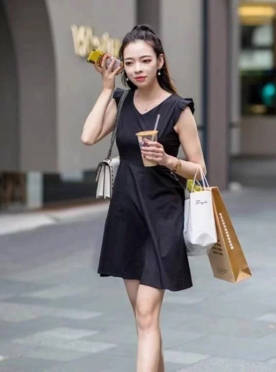 街拍:小姐姐身穿时尚白上衣 ,腰部镂空系带和衣襟,个性又时尚