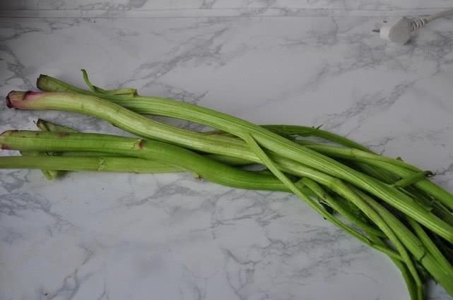 五十岁阿姨的创新菜,菠菜不吃叶光吃杆,焯一焯浇点油,好吃好看