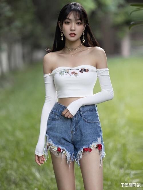 一个甜美的美女，穿着“筒顶长袖”展示身材，被“颈环”抢走了