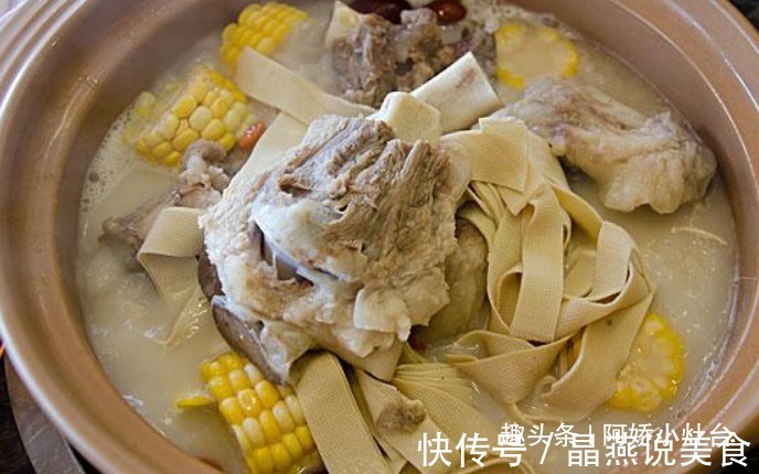 不管炖什么骨头汤,不要再加水直接炖,多上1步,汤白味更香浓
