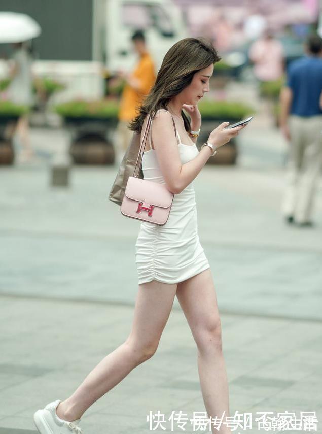 吊带裙 白不一定是胖的，美女穿白色的吊带裙搭配小白鞋，清新又减龄