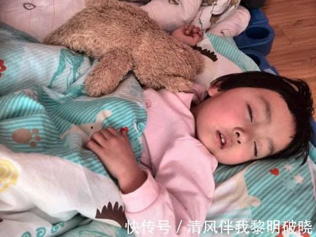 家长|孩子常常这样睡觉,长大后发育落后同龄人一大截,家长别不当回事