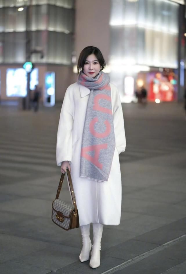 早春穿纯色内搭，搭配哪些“外套”更时髦？这些组合值得参考