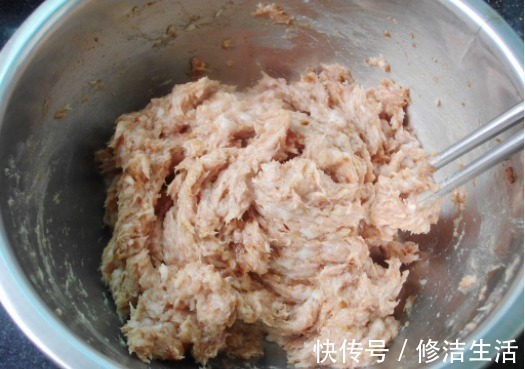 吃起来|包子馅怎么调吃起来鲜嫩多汁？面点世家传人教你几个技巧，特管用