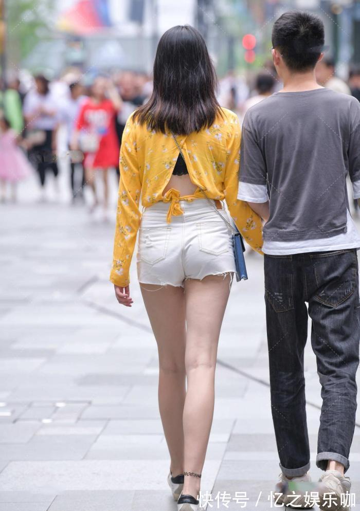 休闲 初春“姜黄色V字领碎花图案上衣”,搭配白色休闲短裤,靓丽清纯