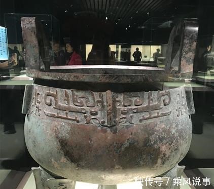 此人曾用一块肉辅佐君王, 获赐铸造青铜鼎, 其中一尊已位列九大国宝!