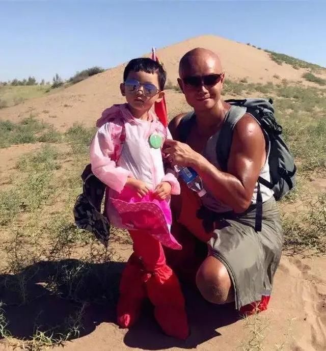 乐嘉首次公开露面，直播间潸然泪下，对《超级演说家》余怒未消