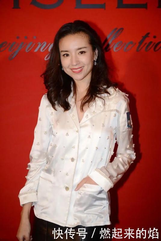 衬衫|潘粤明前妻董洁挺会穿,白色衬衫配黑色小皮裙,“漫画腿”好抢镜