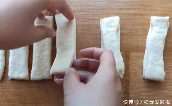 美味|教你一个最简单的油条做法,只添加鸡蛋和酵母,营养美味又健康