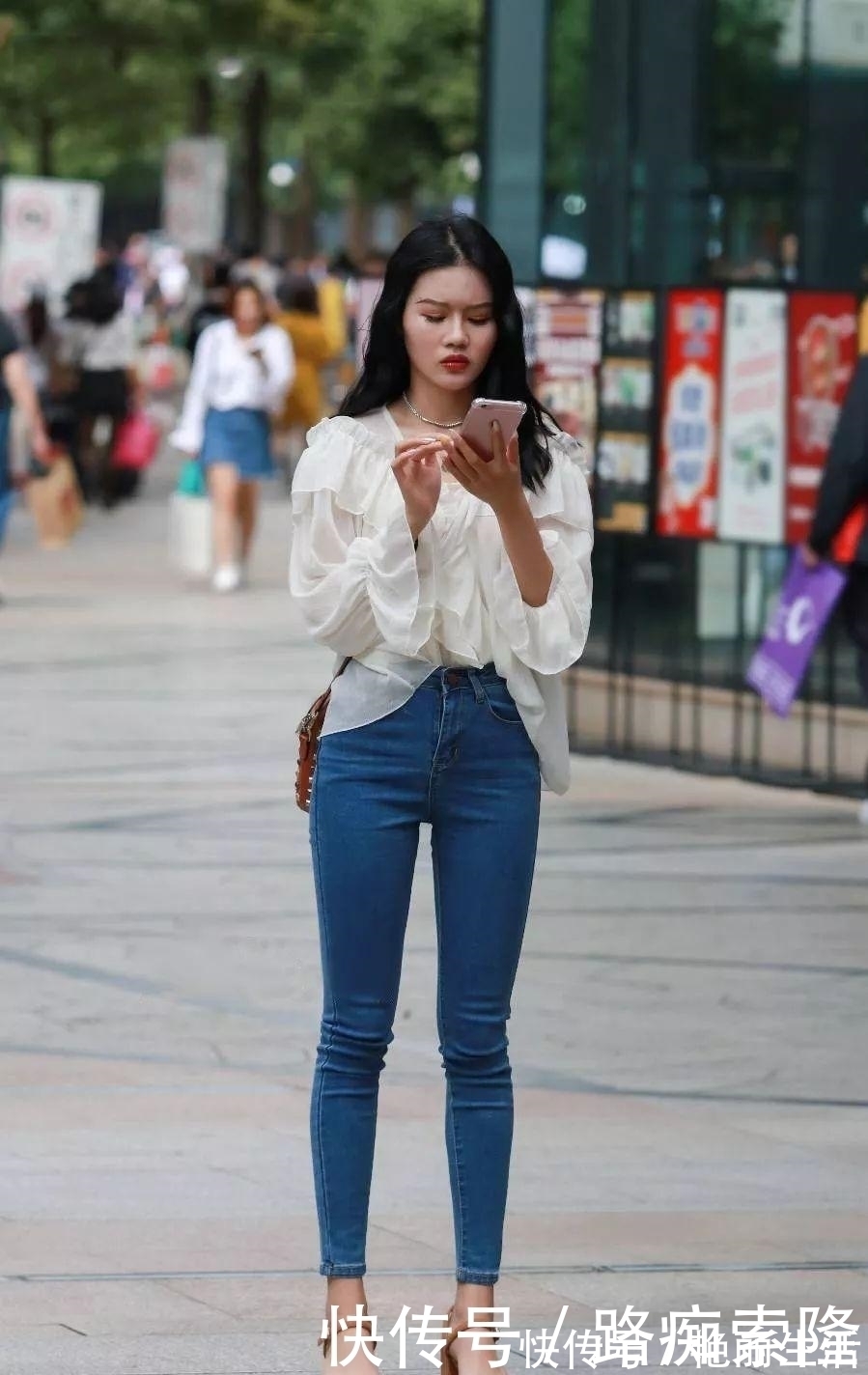 街拍|街拍:小姐姐过膝的长筒袜搭配小皮鞋,看起来非常的保暖又时髦