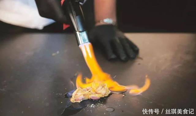 墙面|厨房别再贴瓷砖了,这种新型替代材料,看着高级还耐脏