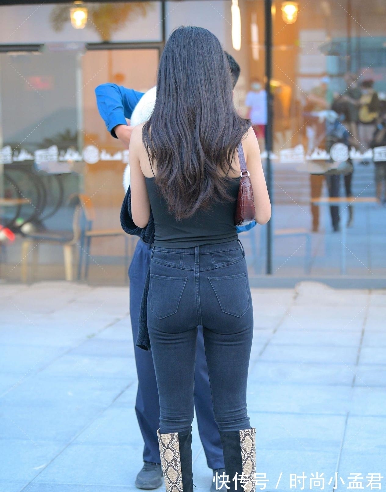 修身 欧美穿搭,深色修身牛仔裤,搭配一双长靴子