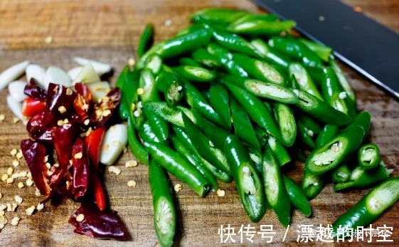 大叔炒的辣椒鸡丁，做法简单，好吃下饭，肉比外面给的多！