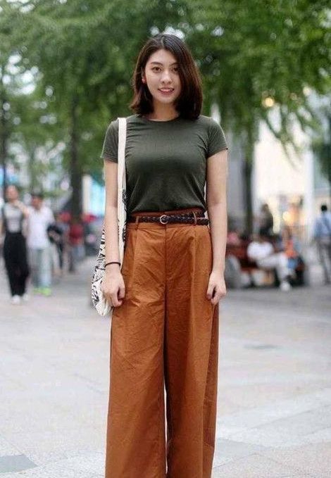 街拍：秋水伊人的美女，短款背心配白色短裤，尽显纤细美腿