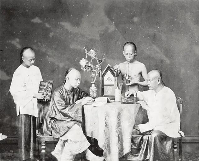 洋车|清末老照片,摊贩在街头叫卖糊口谋生,华衣女子去相馆坐洋车摆拍