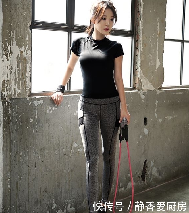 楚楚动人的小姐姐,紧身展现纤细的身材,令人赏心悦目