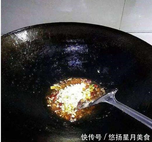 在做凉拌皮蛋时,9个成年人没有添加“它”