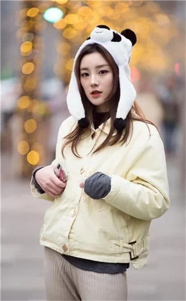 凸显|街拍:桔色套装的美女,凸显大长腿,时尚靓丽