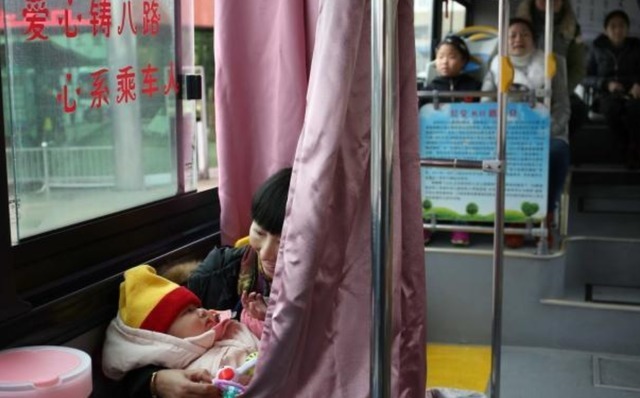 反怼|宝妈公交车上掀衣服哺乳,被大爷大骂没素质,宝妈反怼引路人赞同
