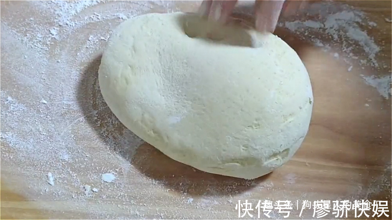 油酥|玉米面油酥饼做法，加多一种材料，口感丰富，吃着蓬松柔软，真香