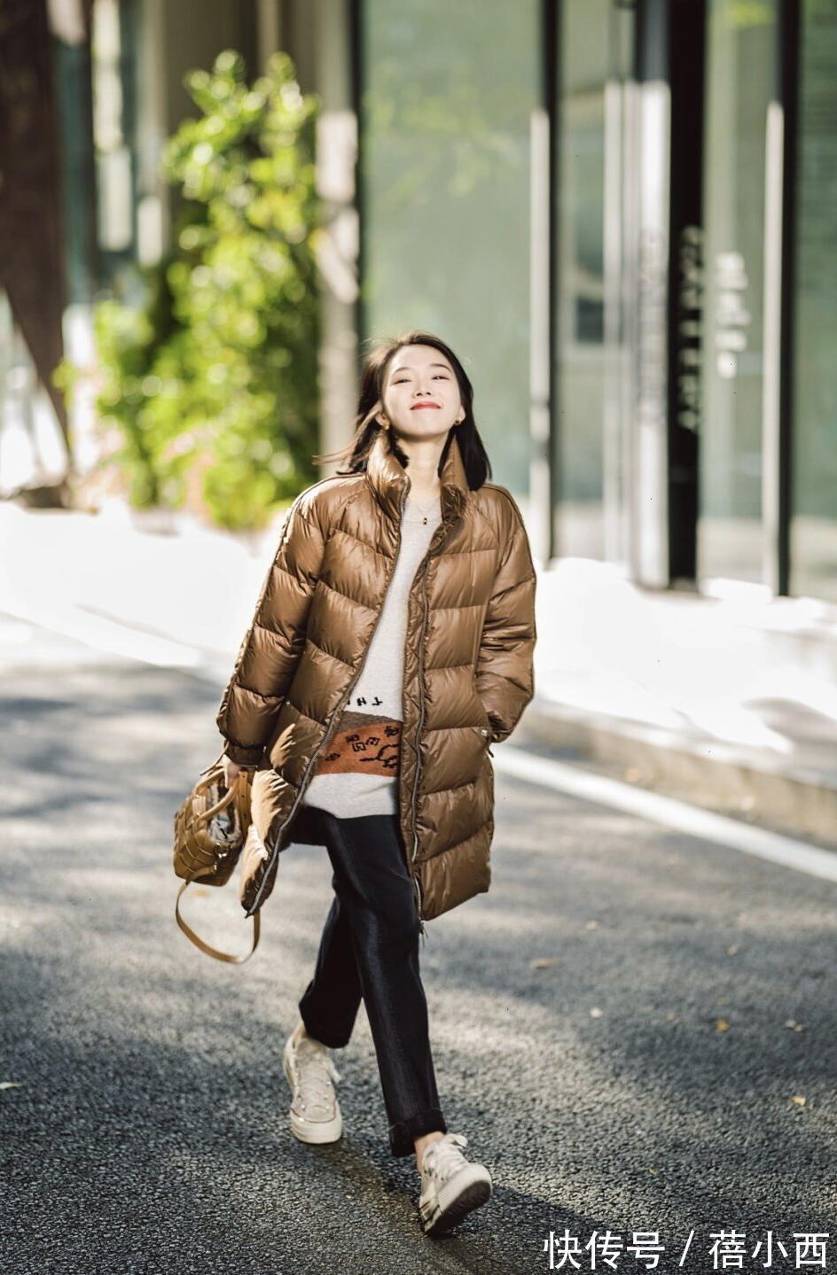 钻风|能照搬的“羽绒服”穿搭来了,搭配牛仔裤、半身裙,简约又时髦