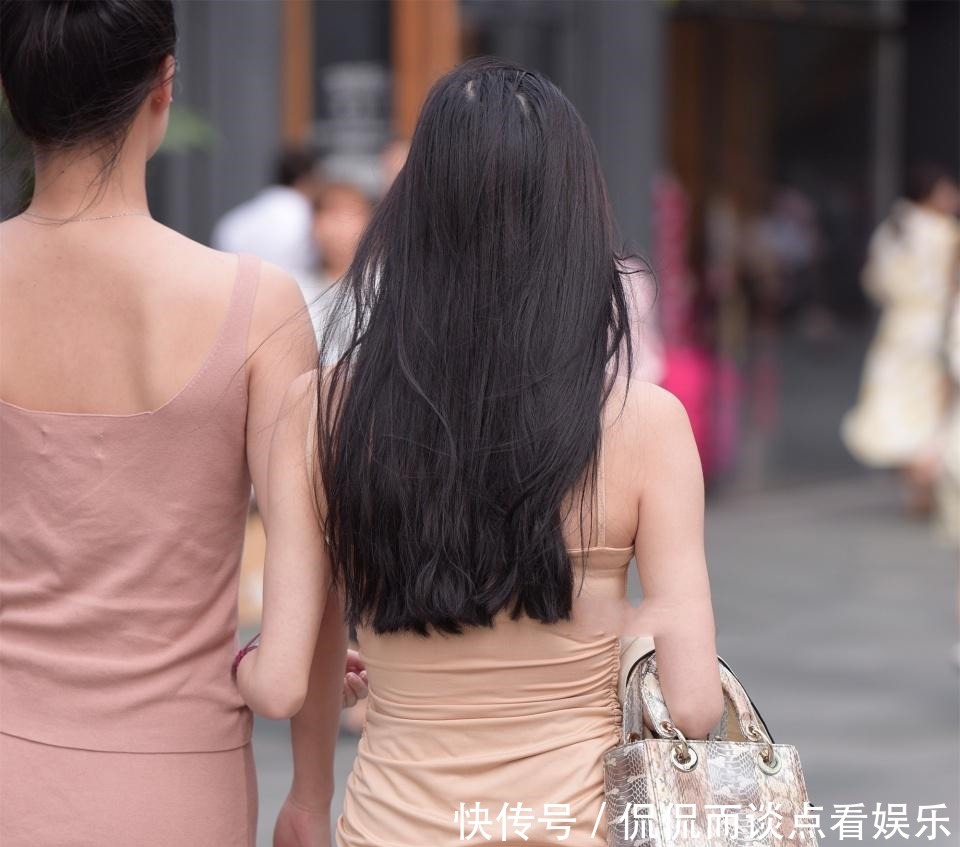 浅色穿搭形成一个整体,高级的质感显出来