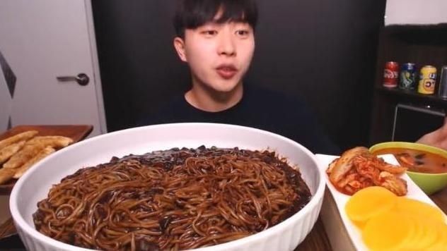大胃王挑战30斤“炸酱面”,夹一筷子时穿帮了,网友逗我玩呢
