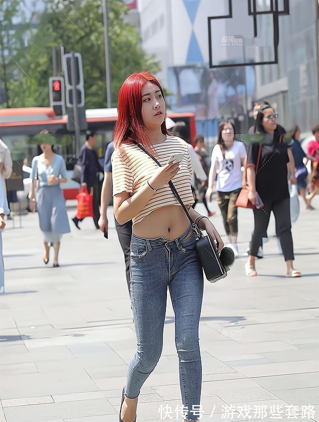 搭配 条纹T恤搭配低腰牛仔裤，修身又显瘦，更适合身材微胖的女生！