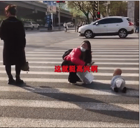 斑马线|亲妈把婴儿放马路上爬，还在旁边拍视频……她说：孩子高兴我省事，挺好