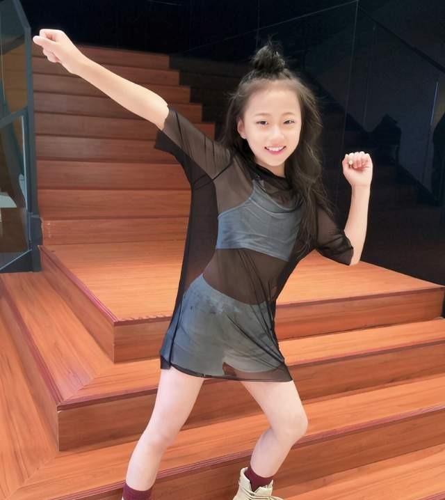 女儿|妈妈晒女儿的婴儿照和5岁近照,网友难以淡定:这真是同一个娃吗