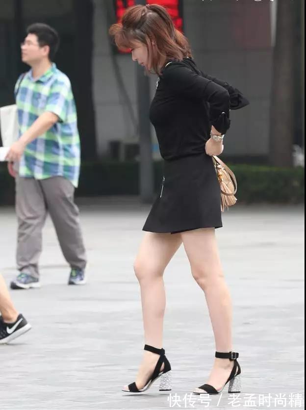 性感 街拍:在微风中走路的风韵性感少妇