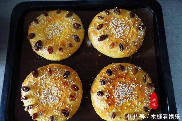 好吃|比面包好吃的烤饼出炉了,奶香浓郁色泽金黄,让人好有食欲