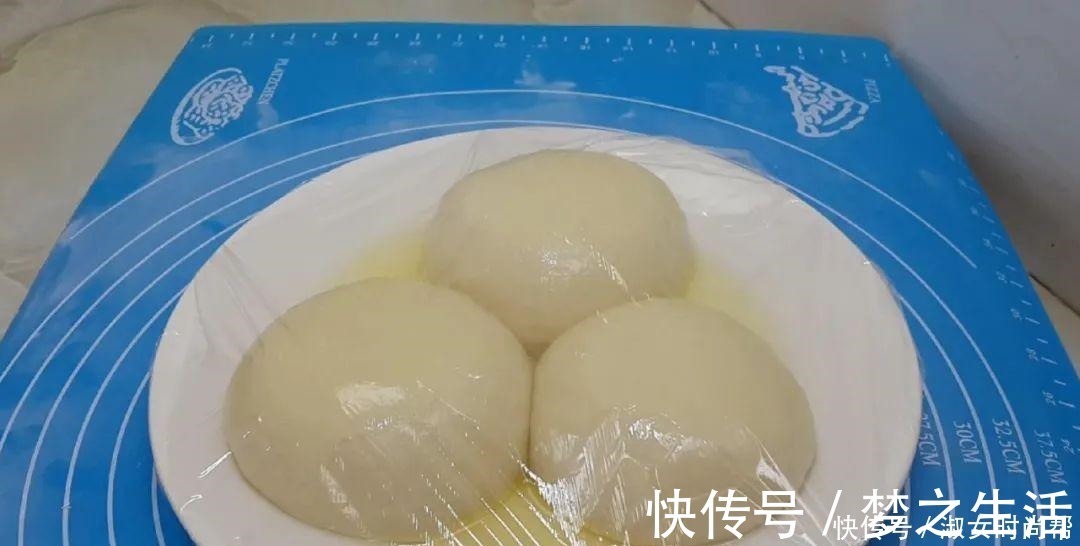 我家烙饼就爱这样做，擀杖卷一卷，张张柔软又劲道，比鸡蛋饼还香