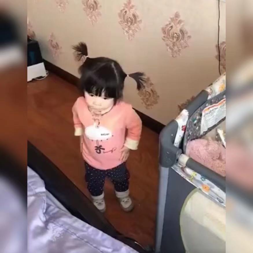 小女孩儿|姐姐去找妈妈,看到眼前的一幕却“懂事”地转身离开,网友心疼