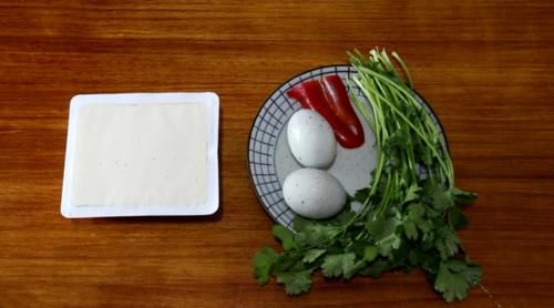 皮蛋豆腐别只会凉拌，这样做成汤羹，细腻爽滑，营养又美味