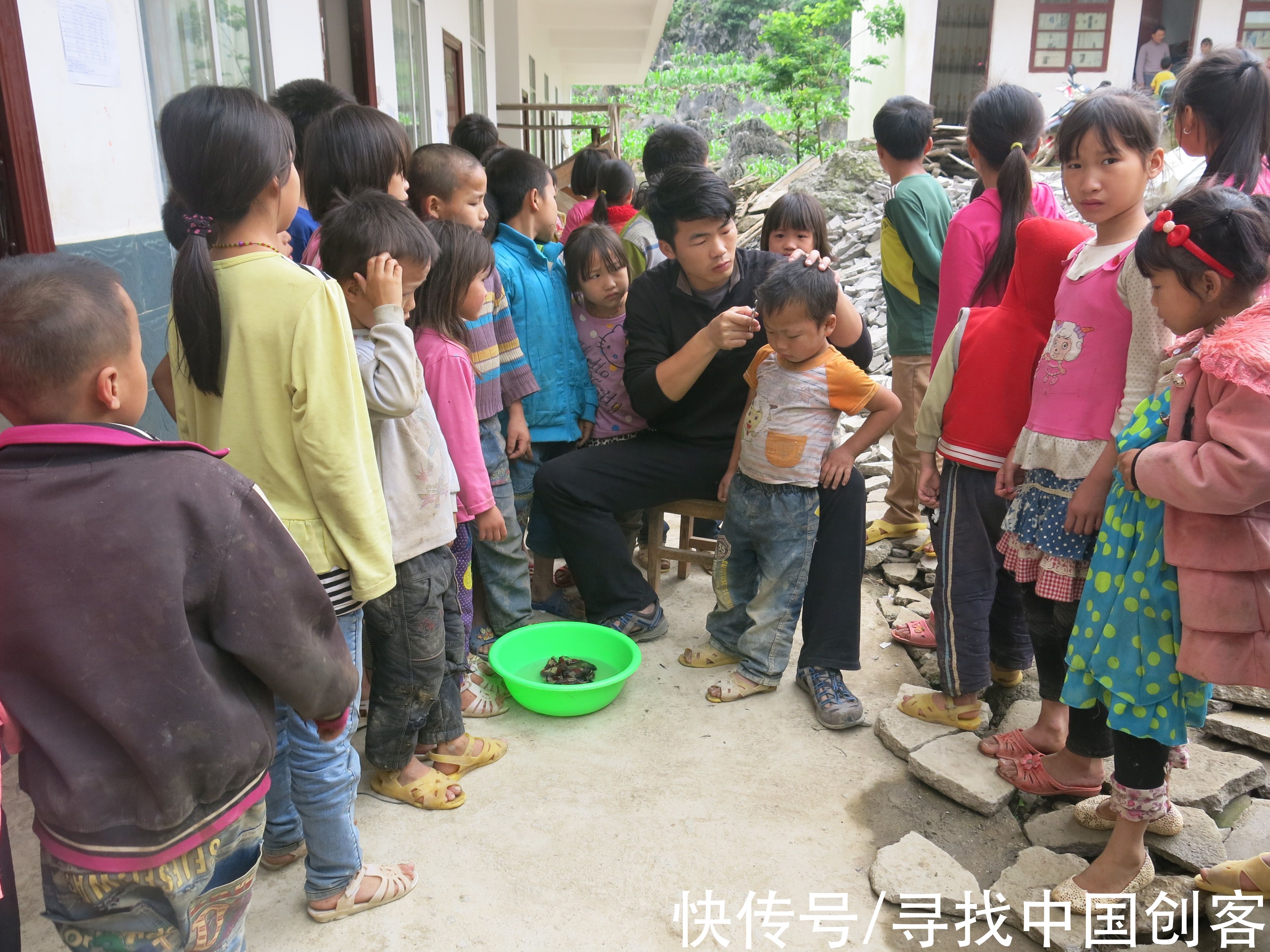 新京报|会杂技的山区支教老师大杨：“我也曾是留守儿童”