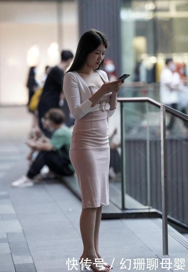气质|粉色裹身裙搭配白色外套干净又减龄，30岁少妇穿出20岁的“清纯”气质