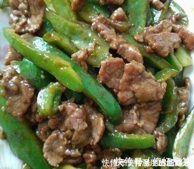 牛肉片儿|炒牛肉时,别用淀粉腌制了!只需这2样,肉质鲜香入味,又滑又嫩