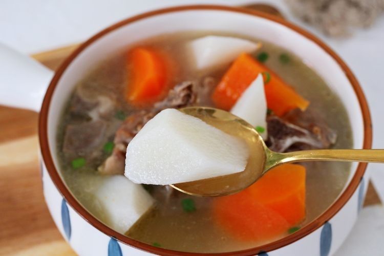 羊蝎子配上胡萝卜山药，强强联合，这做出的汤营养丰富，味道鲜美