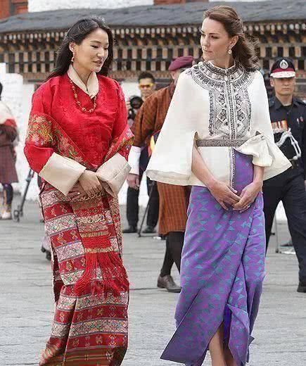 凯特入乡随俗，穿不丹传统服饰优雅大气，一旁的不丹王后反显拘谨