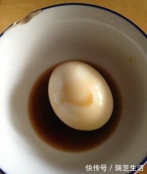 煮鸡蛋时,不要直接下锅煮!大厨教你一招,鸡蛋嫩滑特好剥壳